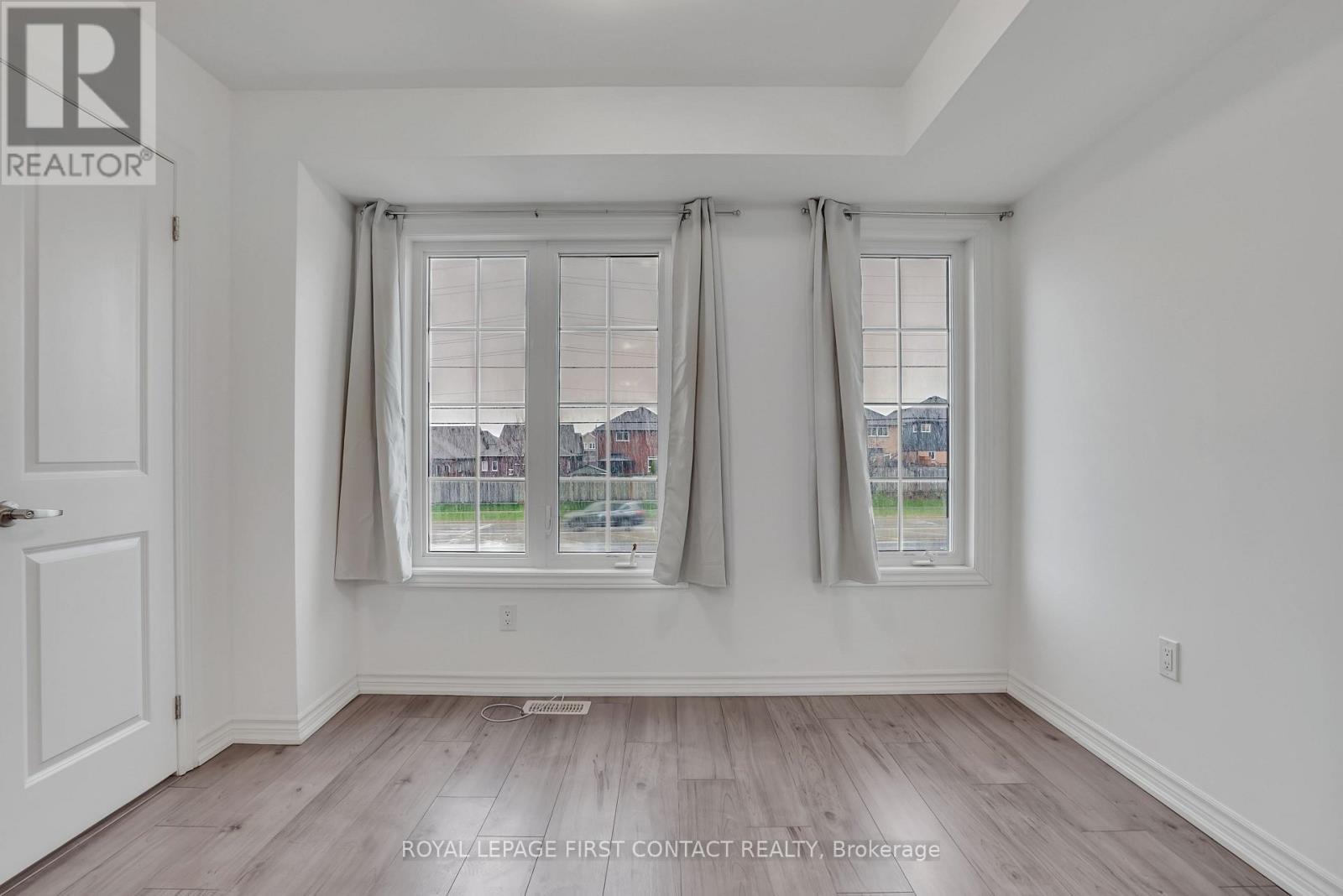 












49 PUMPKIN CORNER CRESCENT

,
Barrie,




Ontario
L9J0T7

