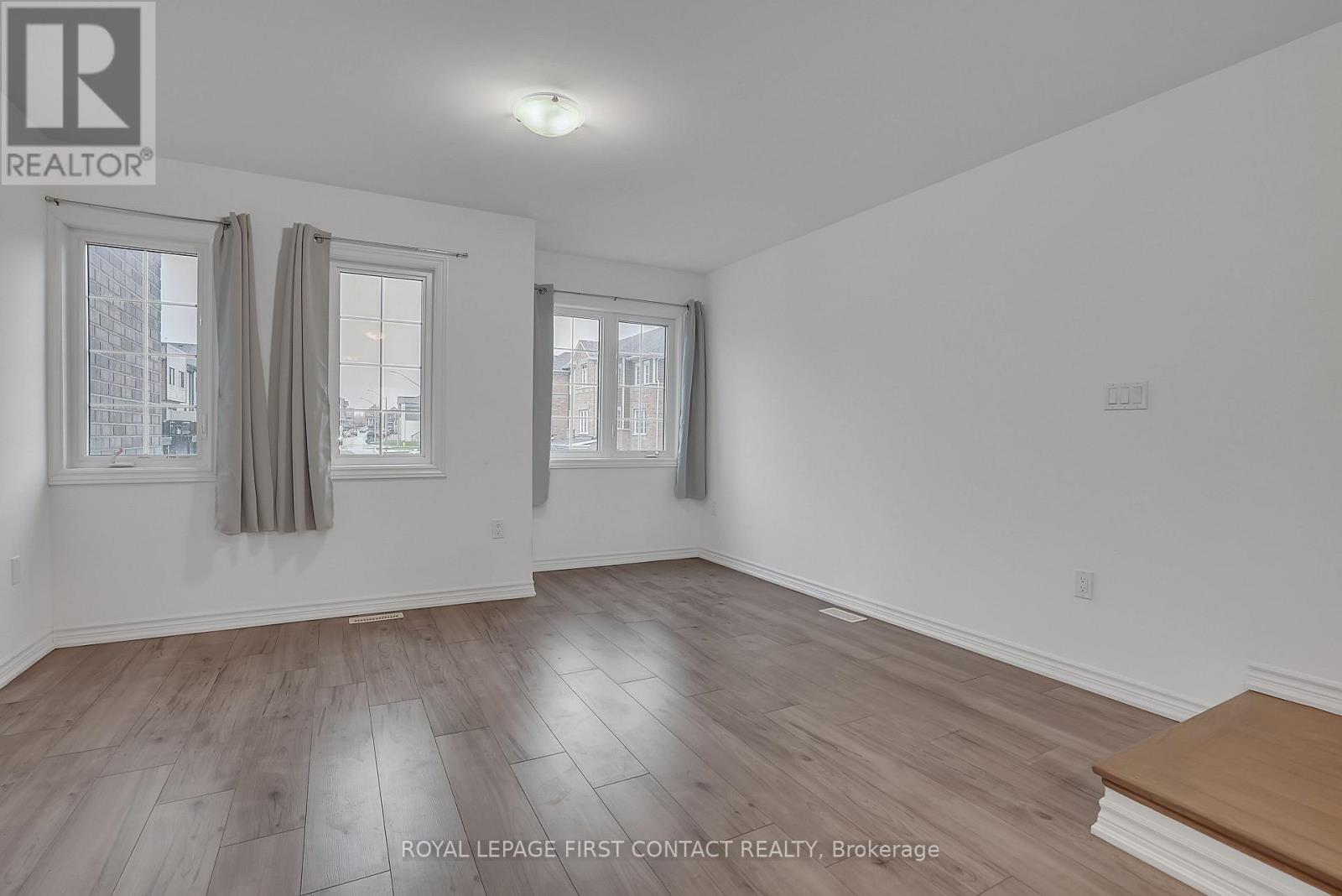 












49 PUMPKIN CORNER CRESCENT

,
Barrie,




Ontario
L9J0T7

