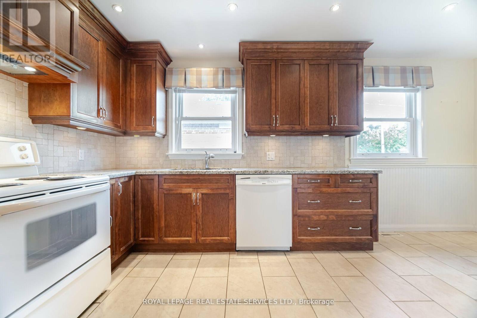 












44 MAPLE AVENUE N

,
Mississauga,




Ontario
L5H2S1

