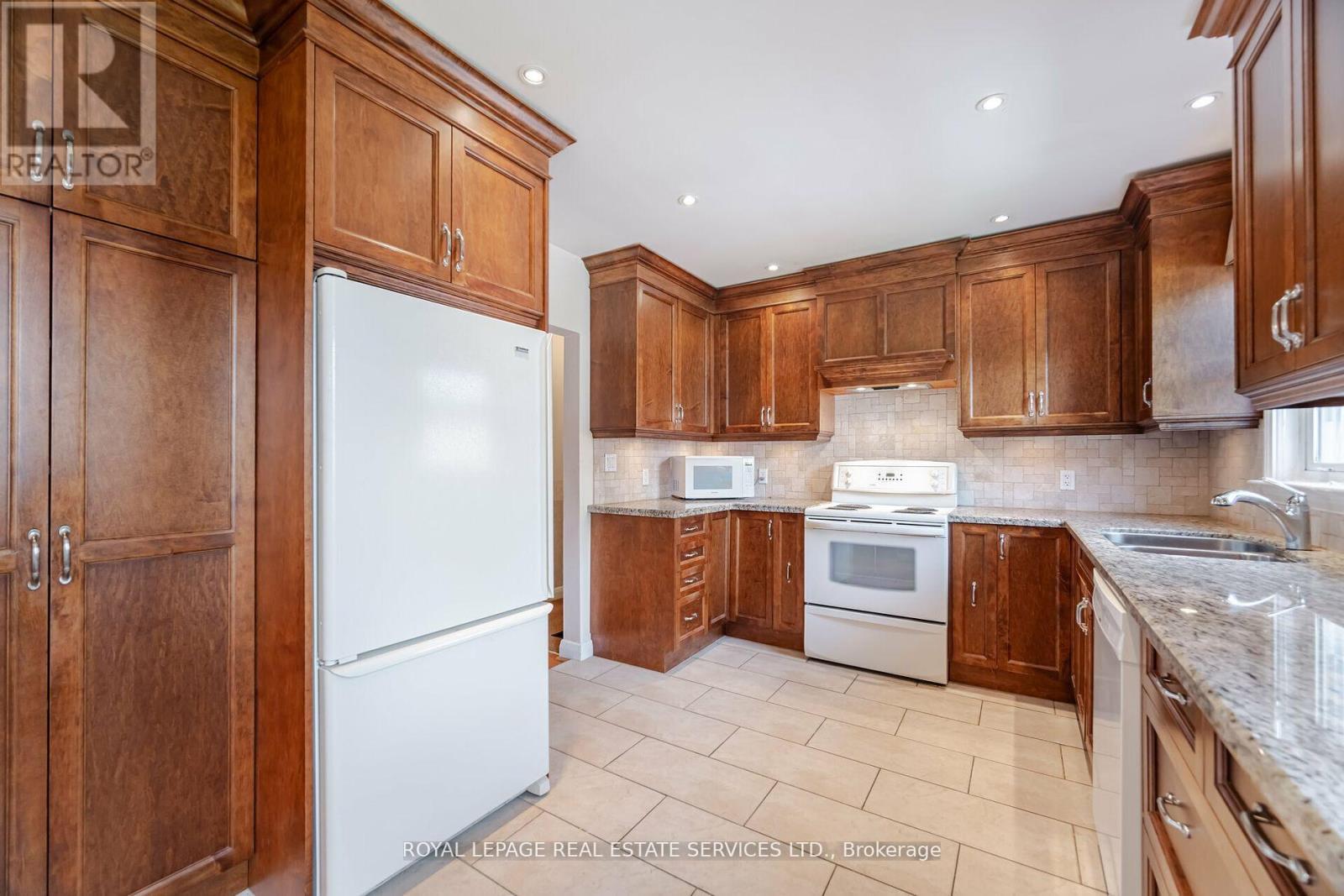 












44 MAPLE AVENUE N

,
Mississauga,




Ontario
L5H2S1


