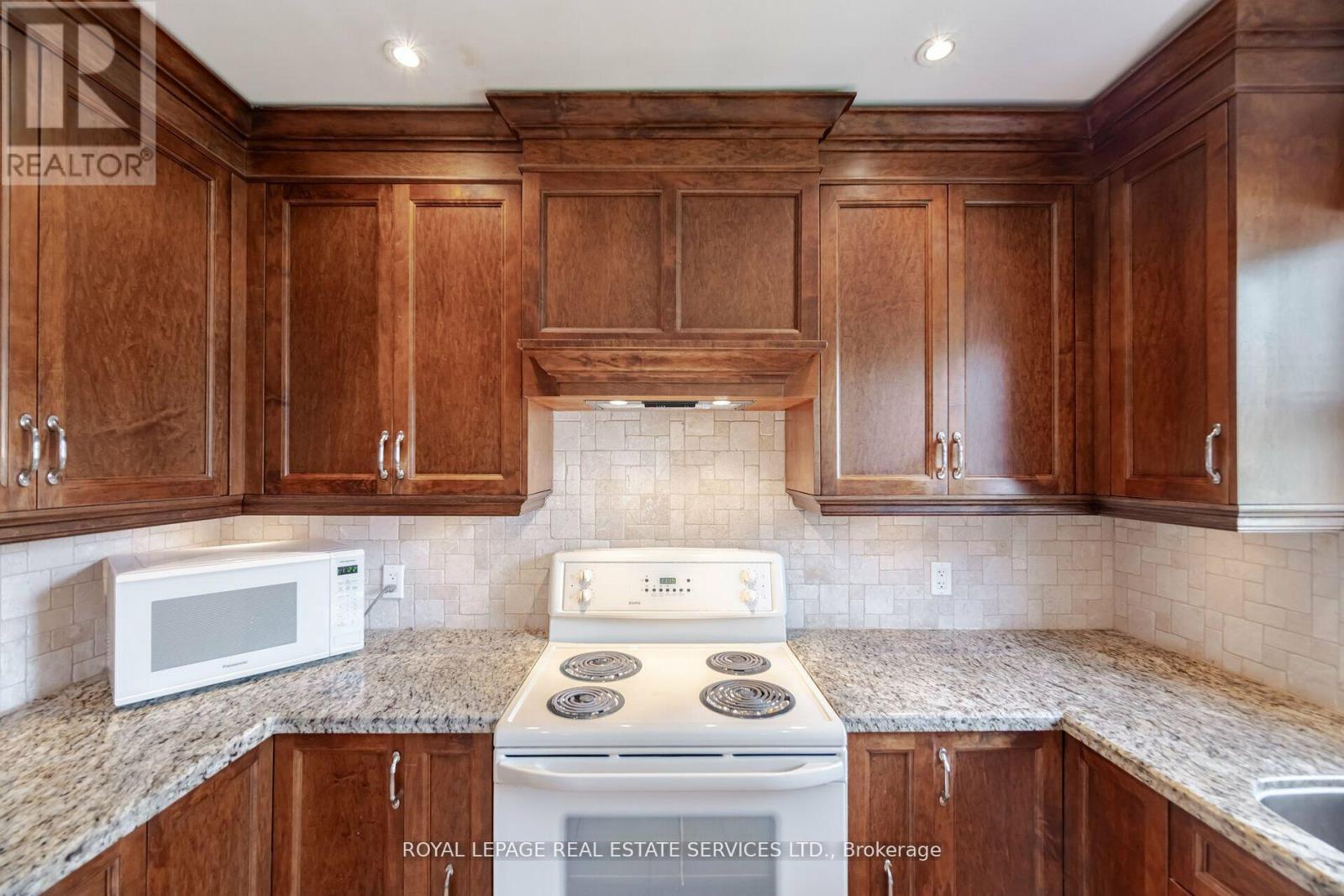 












44 MAPLE AVENUE N

,
Mississauga,




Ontario
L5H2S1

