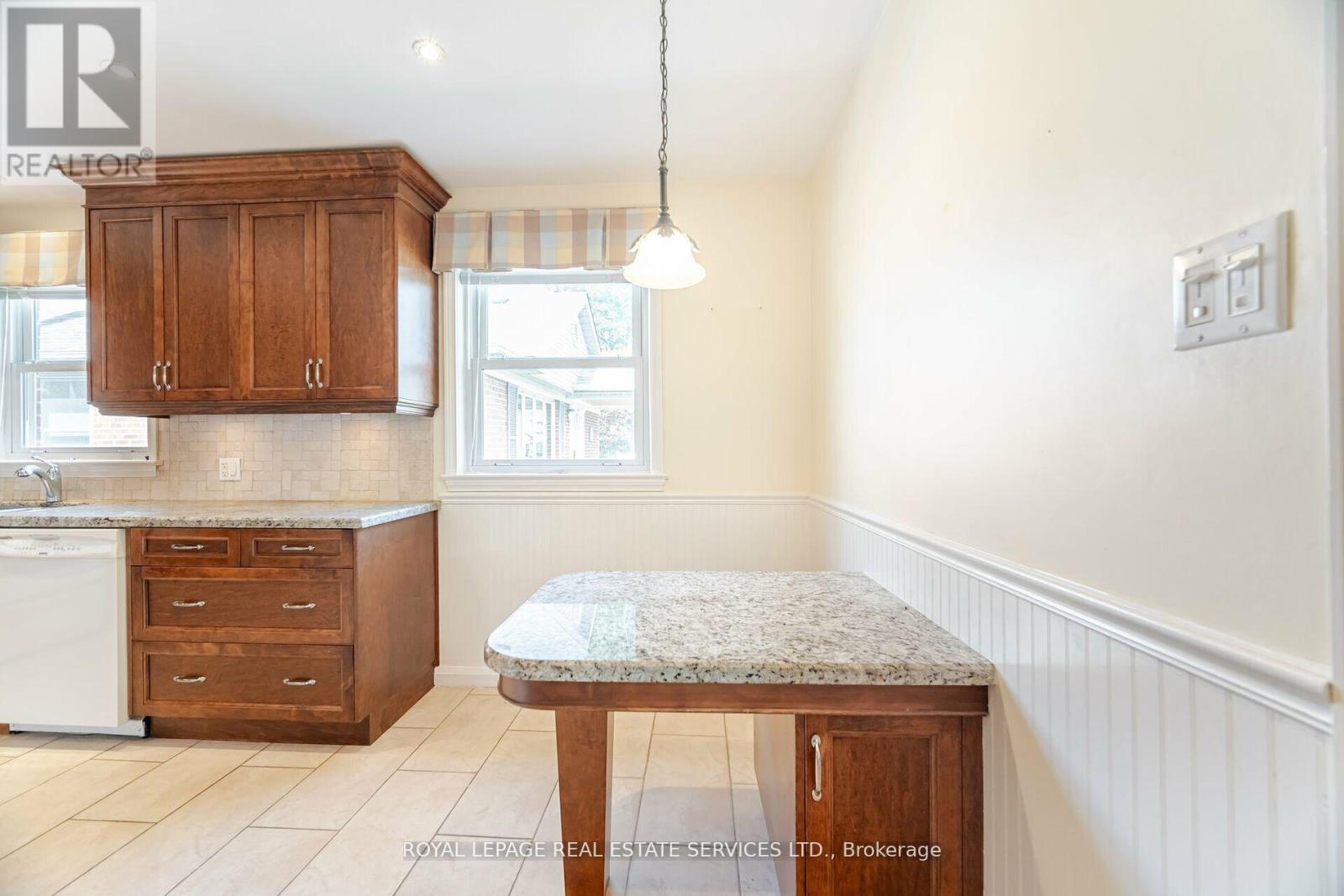 












44 MAPLE AVENUE N

,
Mississauga,




Ontario
L5H2S1

