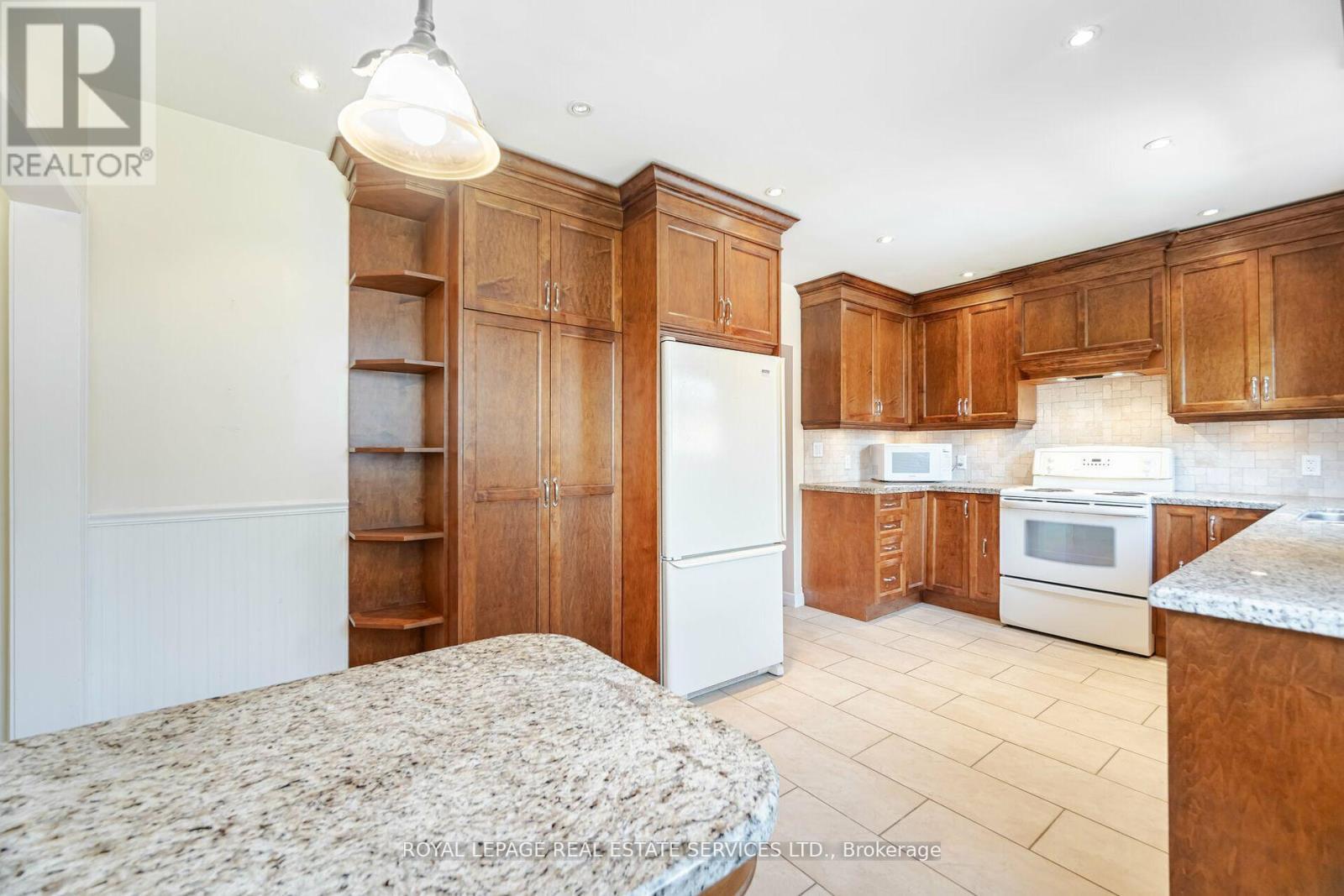 












44 MAPLE AVENUE N

,
Mississauga,




Ontario
L5H2S1

