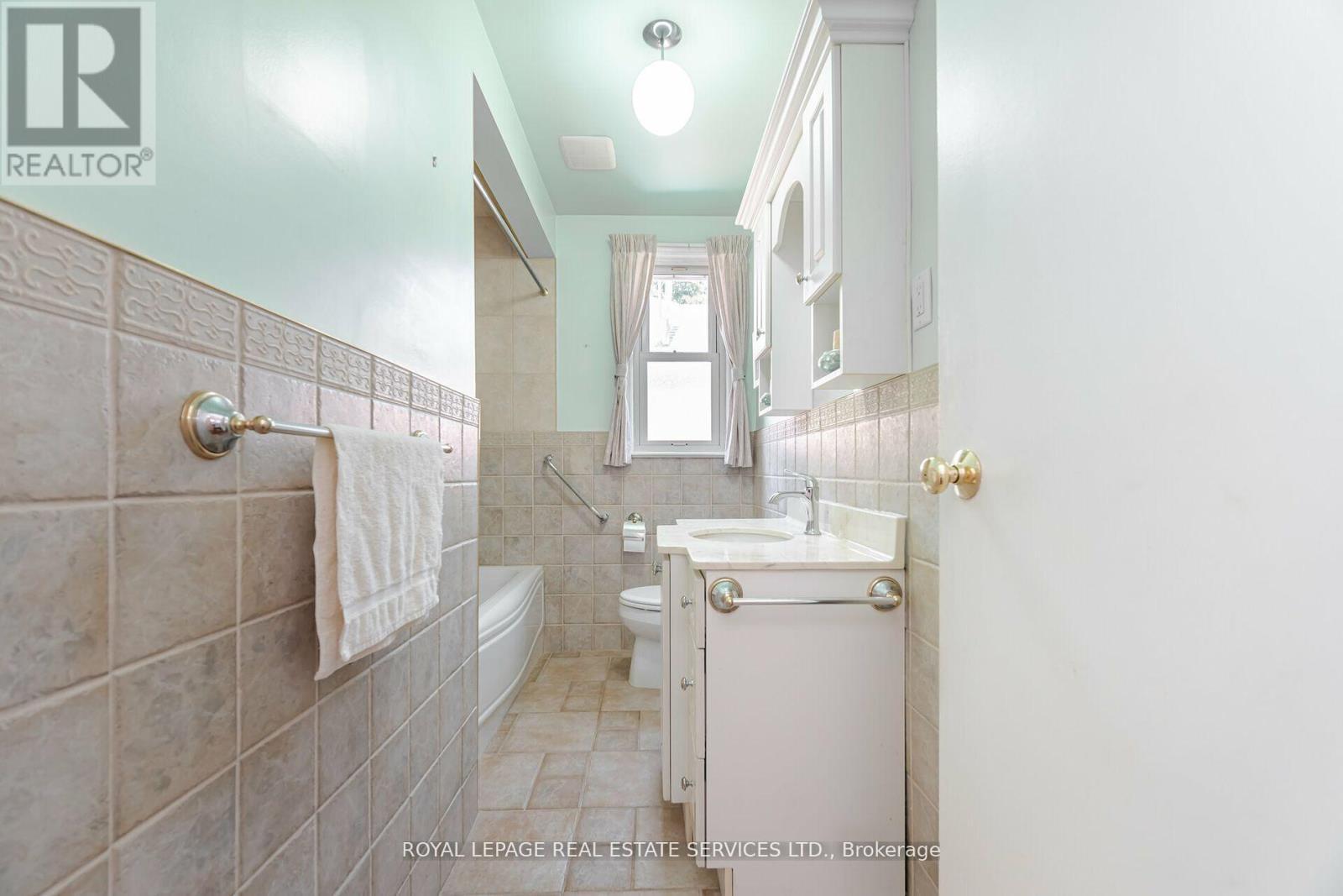 












44 MAPLE AVENUE N

,
Mississauga,




Ontario
L5H2S1

