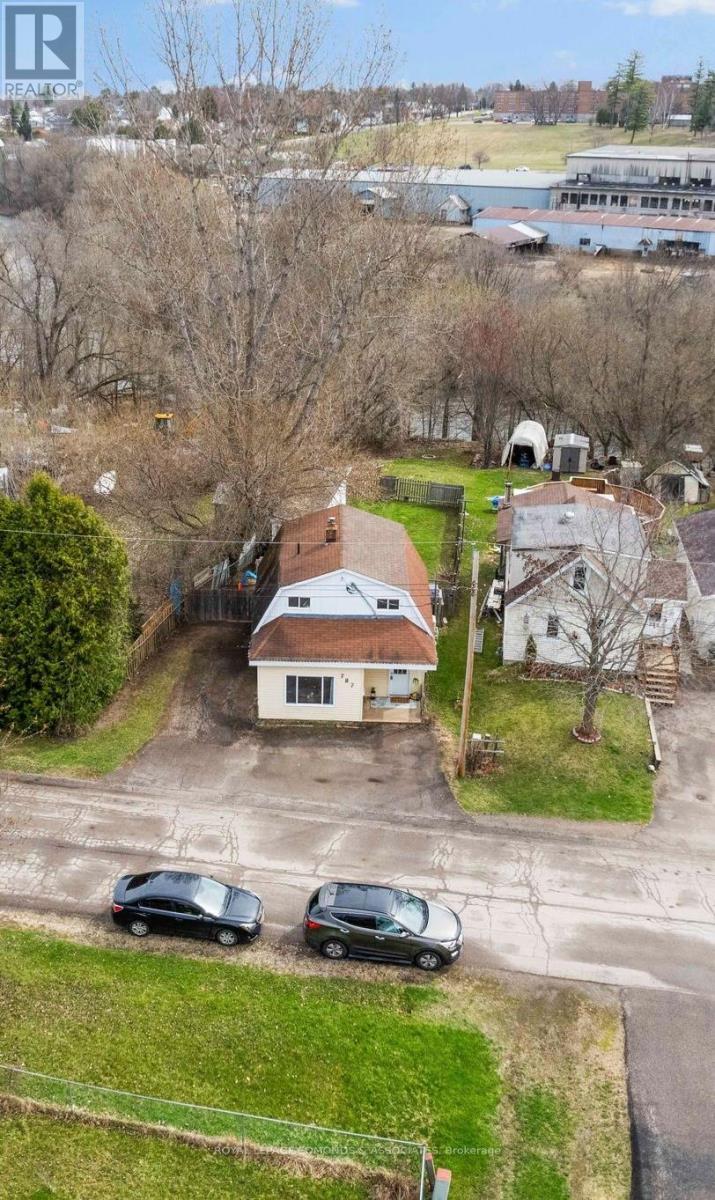 












787 MOFFAT STREET S

,
Pembroke,




Ontario
K8A3Y3

