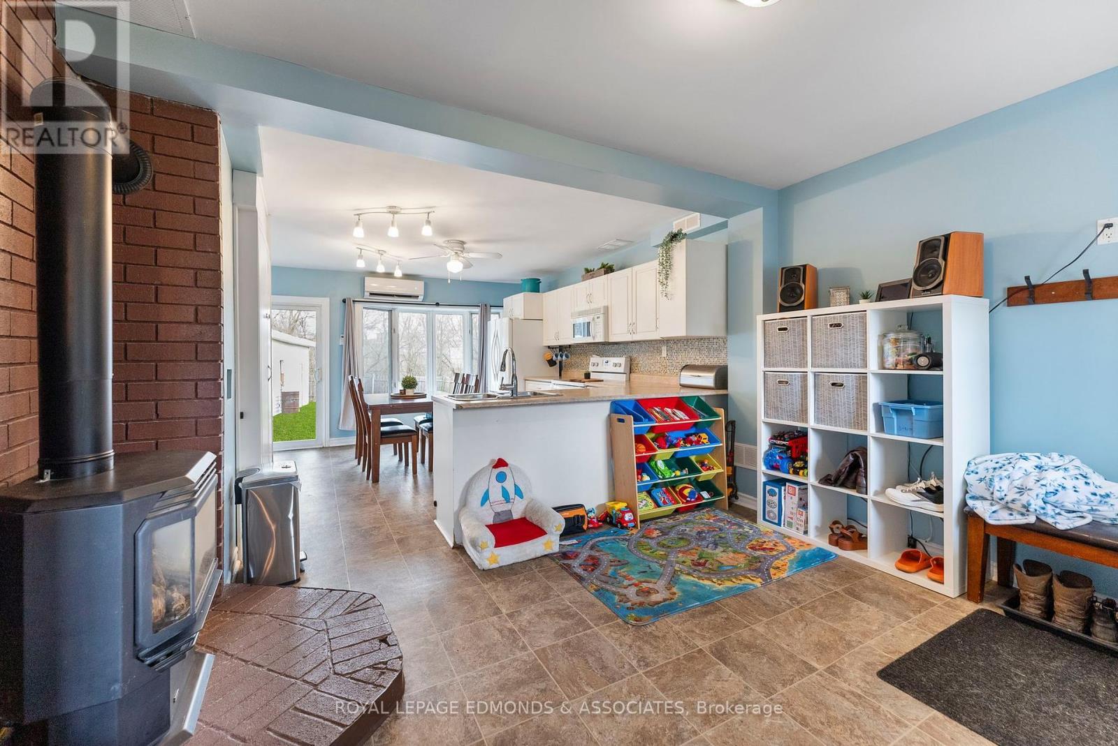 












787 MOFFAT STREET S

,
Pembroke,




Ontario
K8A3Y3

