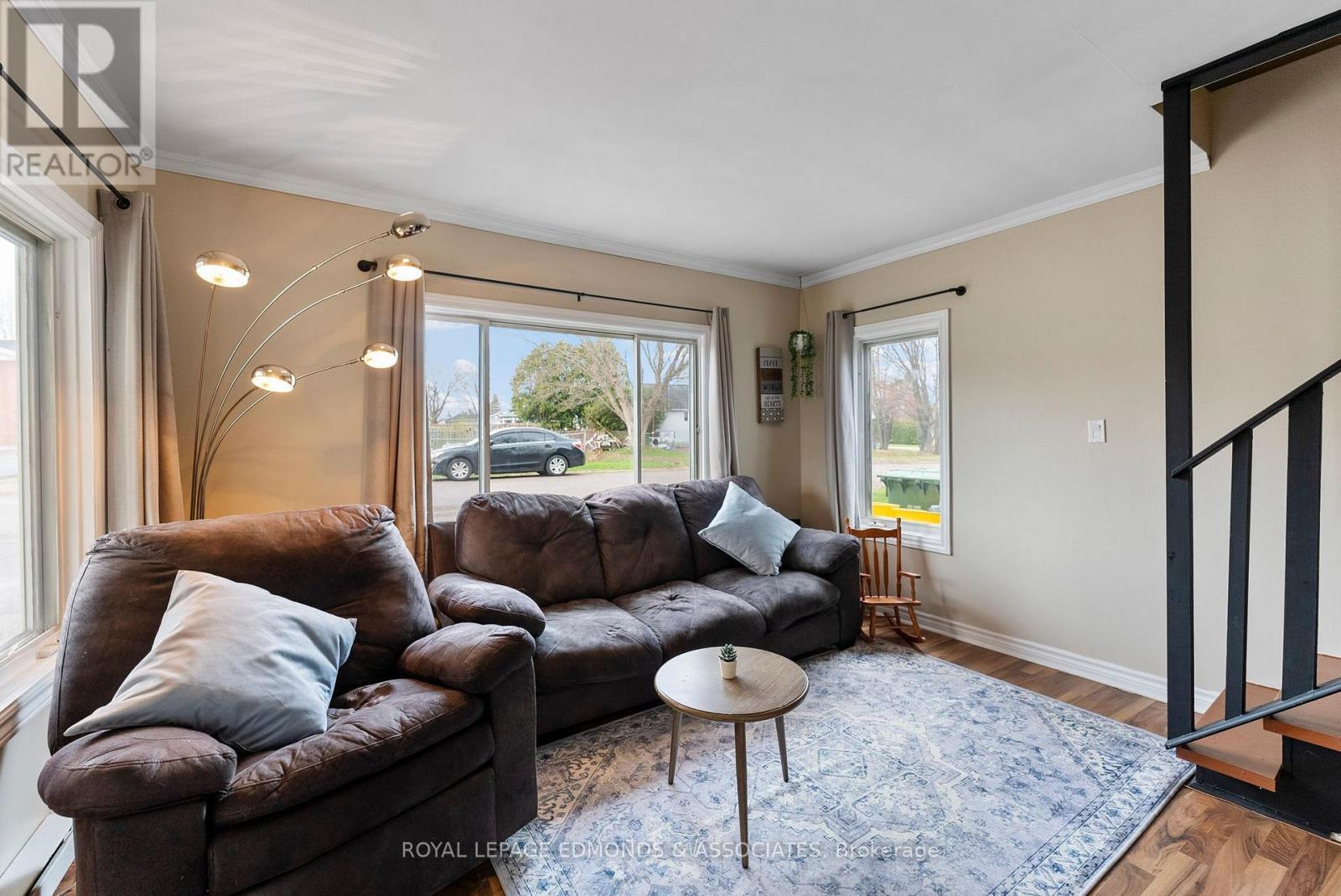 












787 MOFFAT STREET S

,
Pembroke,




Ontario
K8A3Y3

