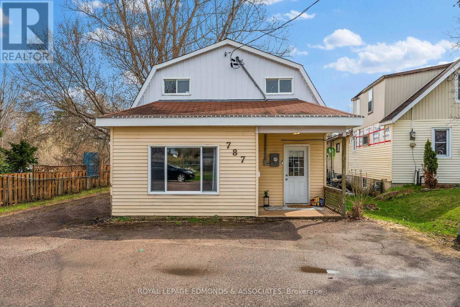












787 MOFFAT STREET S

,
Pembroke,




Ontario
K8A3Y3

