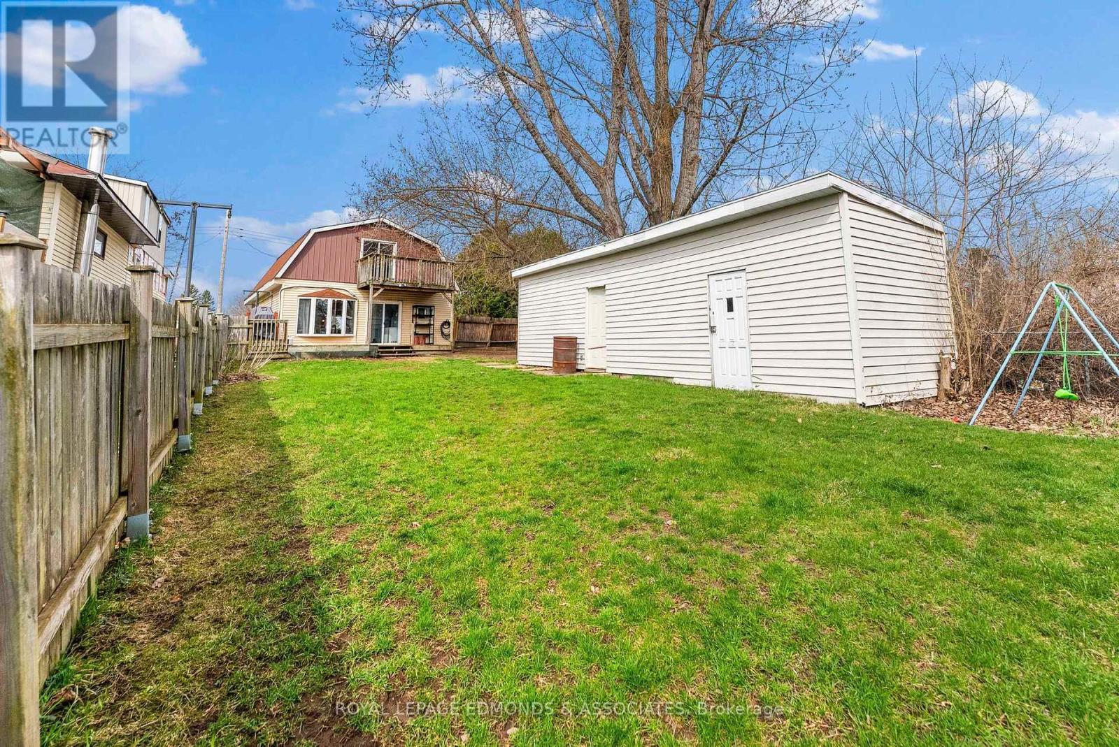 












787 MOFFAT STREET S

,
Pembroke,




Ontario
K8A3Y3


