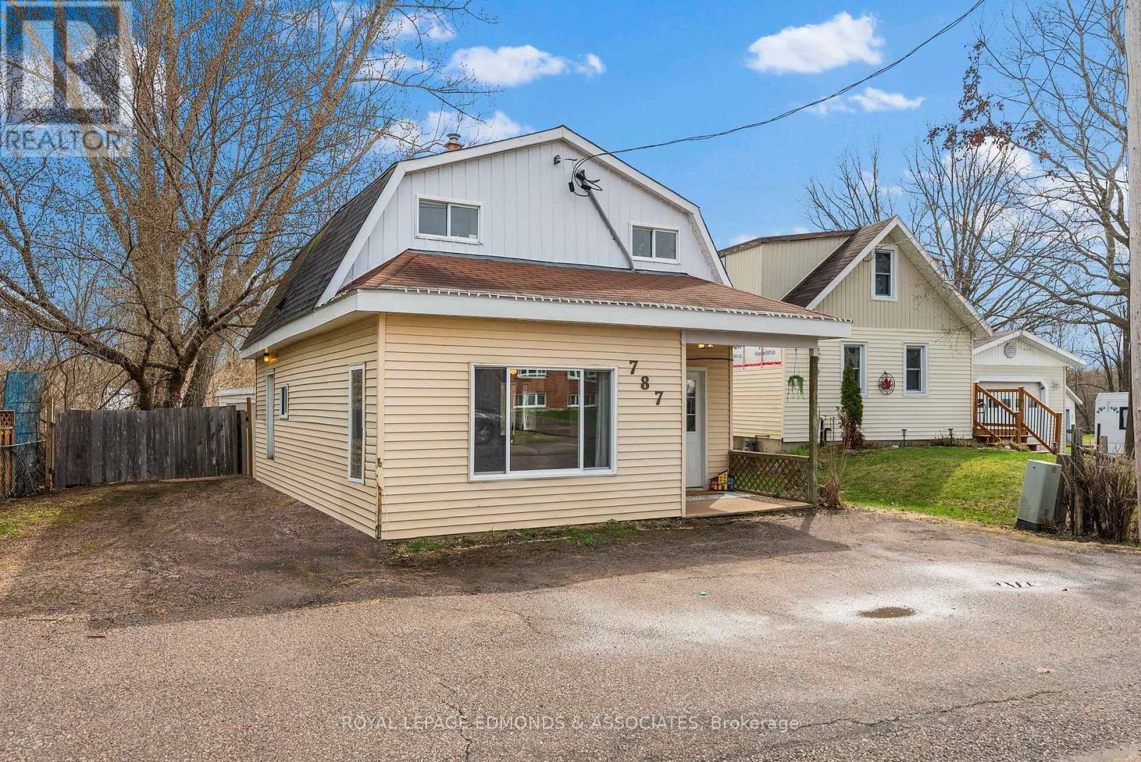 












787 MOFFAT STREET S

,
Pembroke,




Ontario
K8A3Y3

