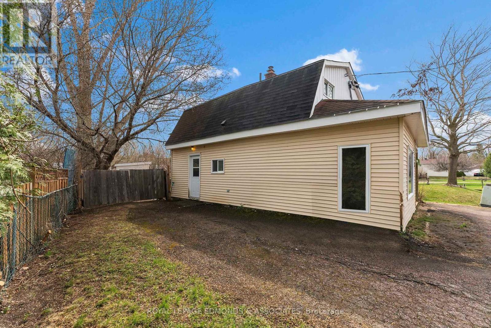 












787 MOFFAT STREET S

,
Pembroke,




Ontario
K8A3Y3

