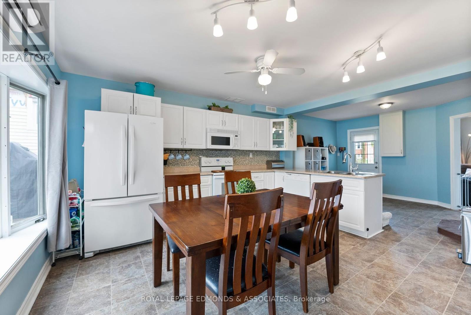 












787 MOFFAT STREET S

,
Pembroke,




Ontario
K8A3Y3

