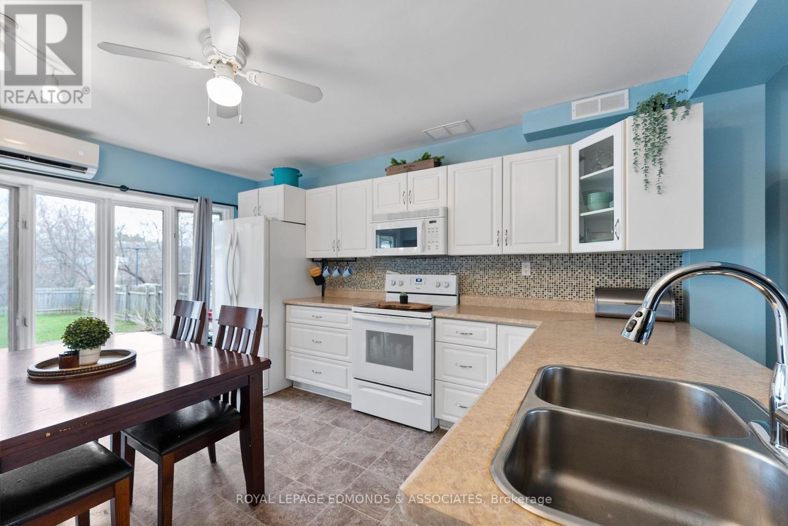 












787 MOFFAT STREET S

,
Pembroke,




Ontario
K8A3Y3

