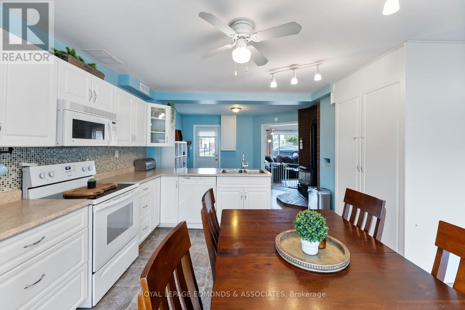 












787 MOFFAT STREET S

,
Pembroke,




Ontario
K8A3Y3

