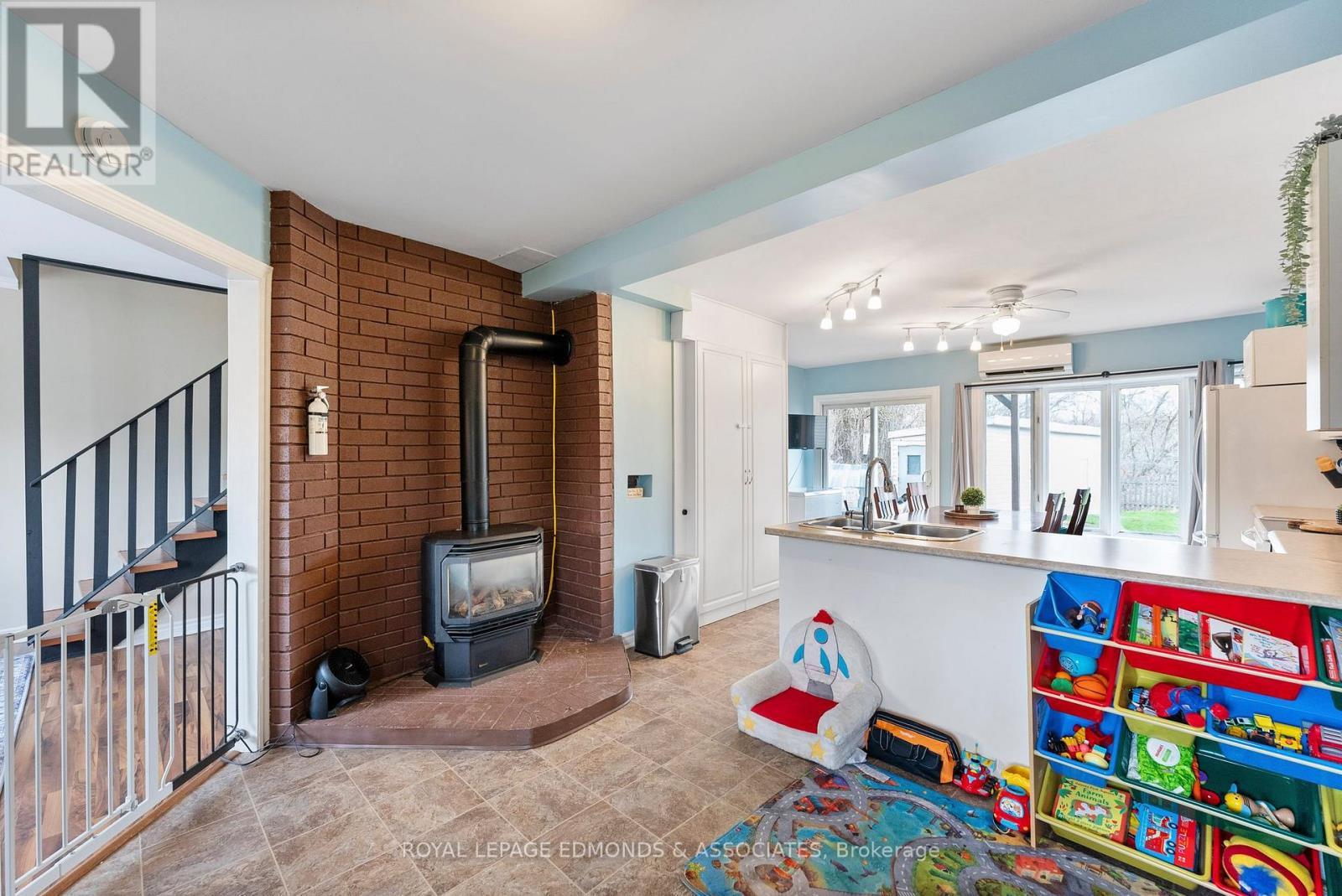 












787 MOFFAT STREET S

,
Pembroke,




Ontario
K8A3Y3

