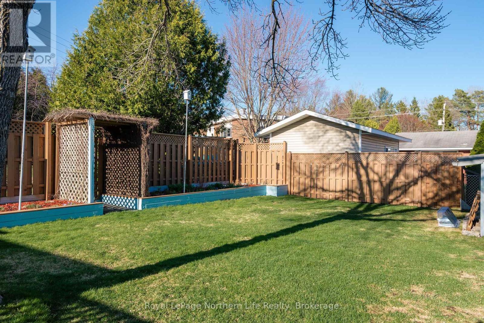












2091 MCKEOWN AVENUE

,
North Bay (Widdifield),




Ontario
P1B7N8

