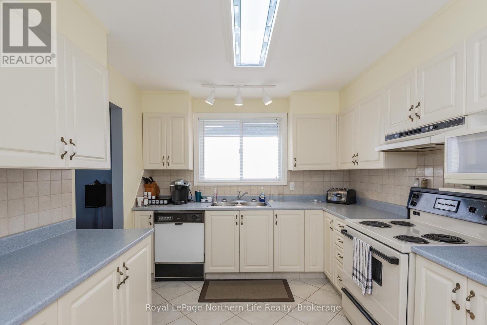 












2091 MCKEOWN AVENUE

,
North Bay (Widdifield),




Ontario
P1B7N8

