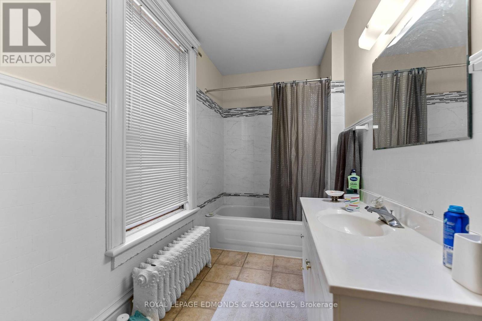 












54 ISABELLA STREET

,
Pembroke,




Ontario
K8A5S5

