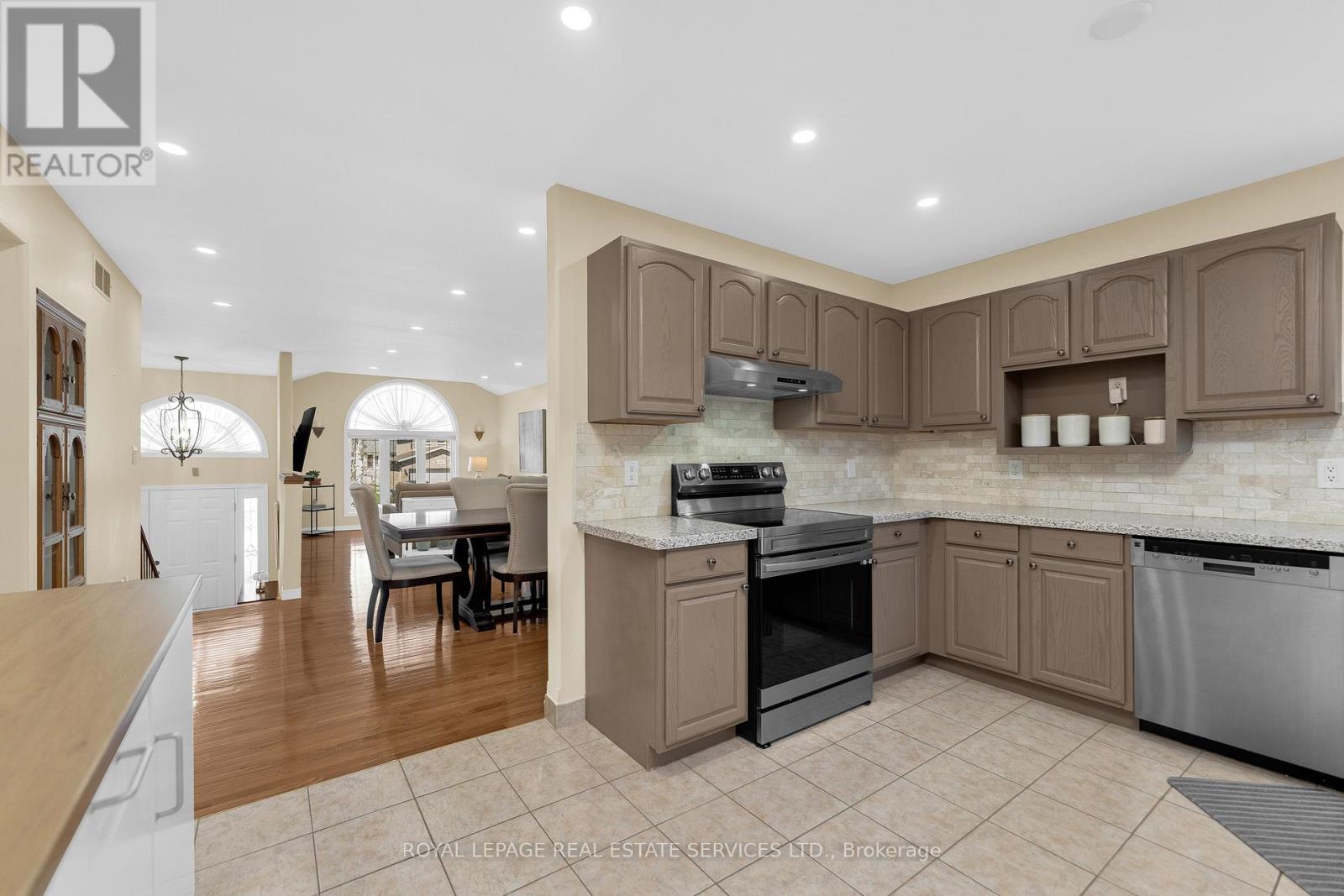 












185 AMY CROFT DRIVE

,
Lakeshore,




Ontario
N9K1E3

