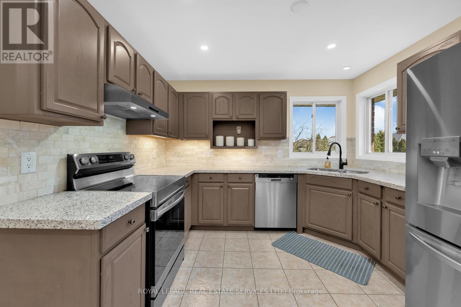 












185 AMY CROFT DRIVE

,
Lakeshore,




Ontario
N9K1E3

