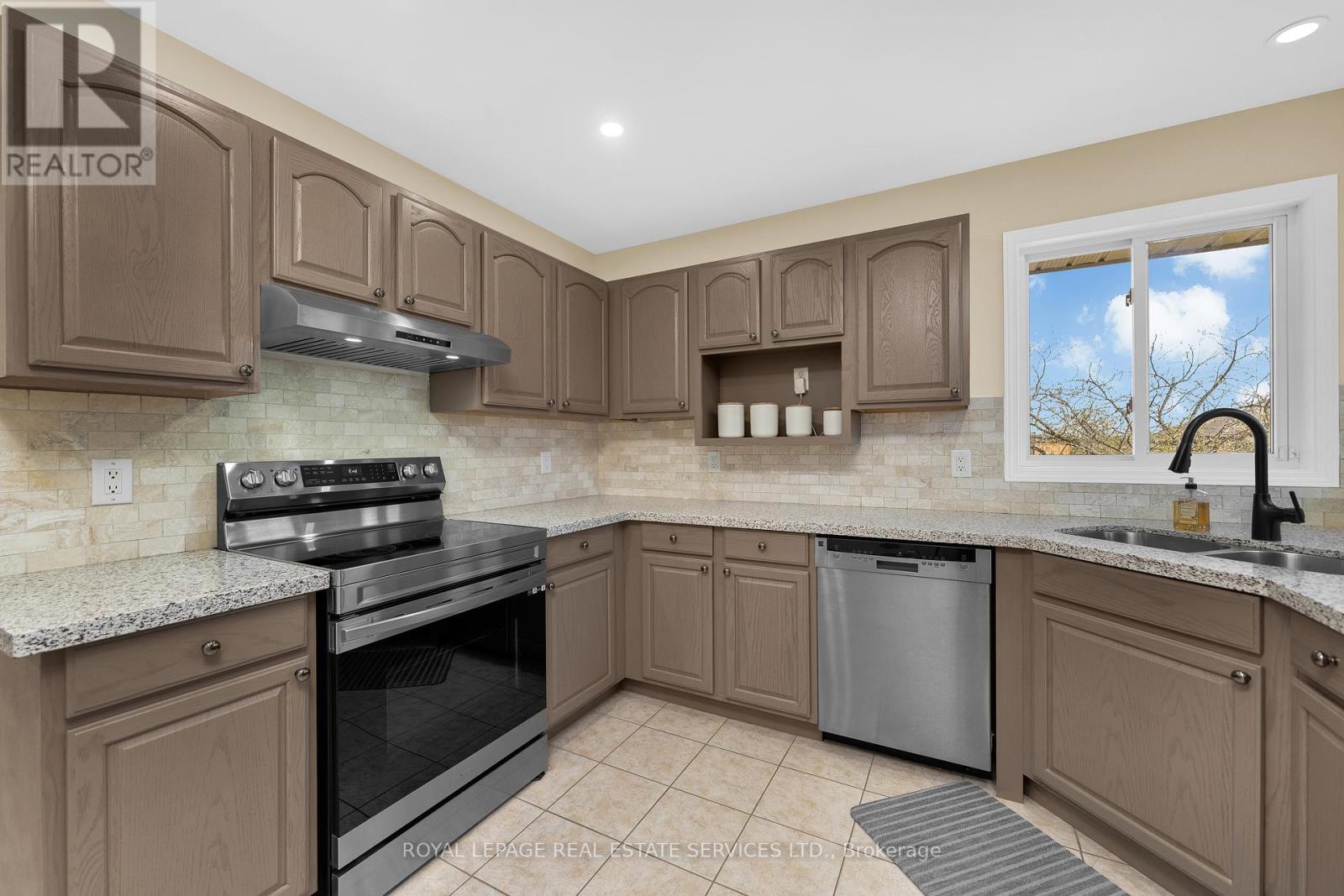 












185 AMY CROFT DRIVE

,
Lakeshore,




Ontario
N9K1E3

