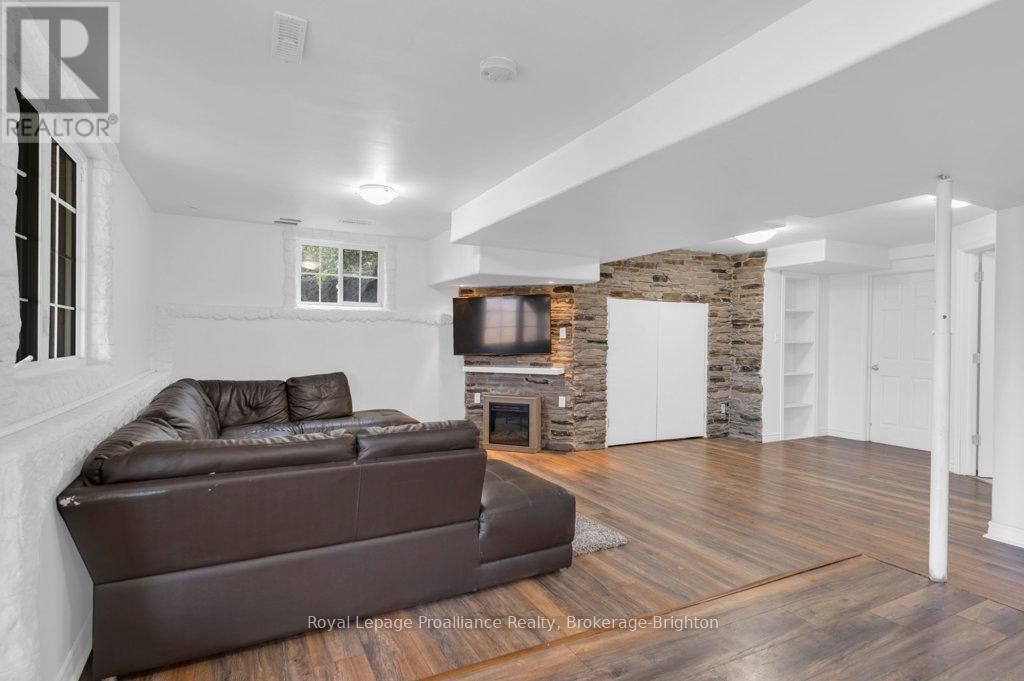 












48 FLEMING ROAD

,
Quinte West (Trenton Ward),




Ontario
K8V6P7

