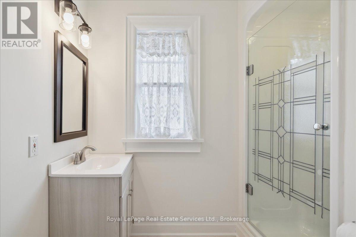 












213 RANDALL STREET

,
Oakville (OO Old Oakville),




Ontario
L6J1P5

