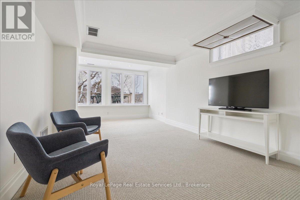 












213 RANDALL STREET

,
Oakville (OO Old Oakville),




Ontario
L6J1P5


