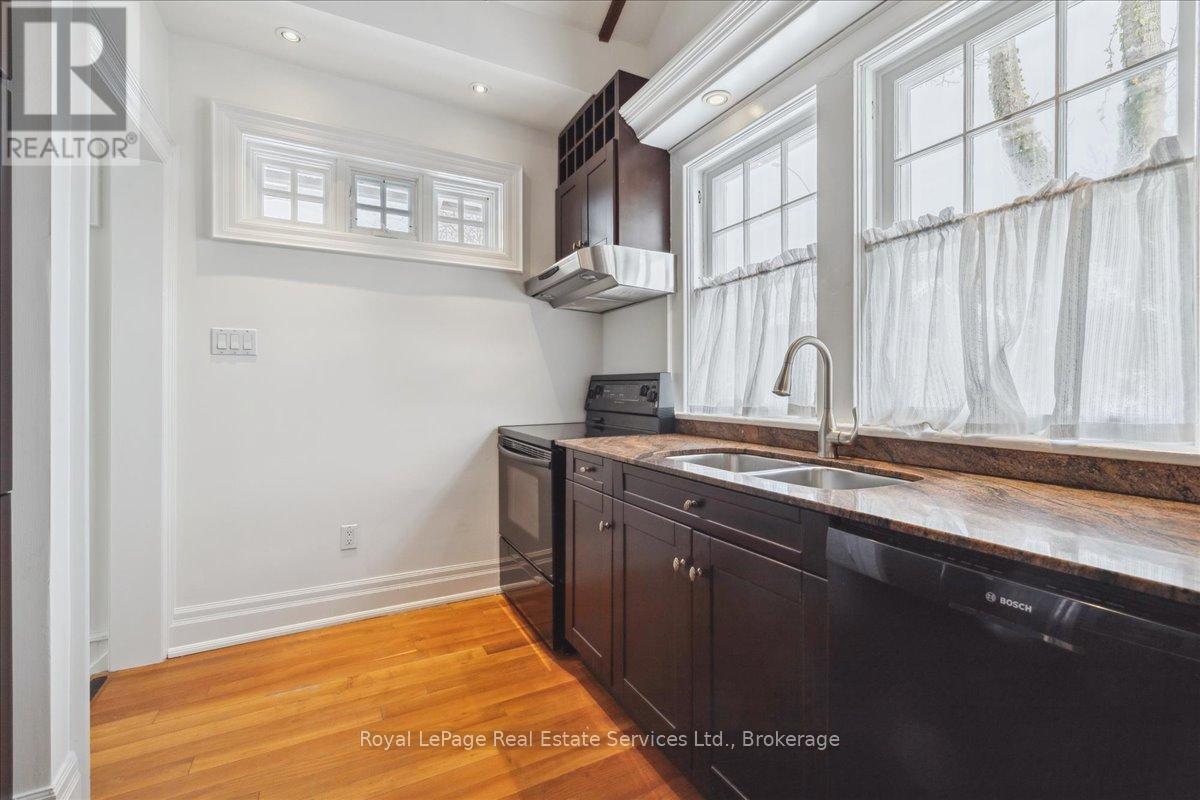 












213 RANDALL STREET

,
Oakville (OO Old Oakville),




Ontario
L6J1P5

