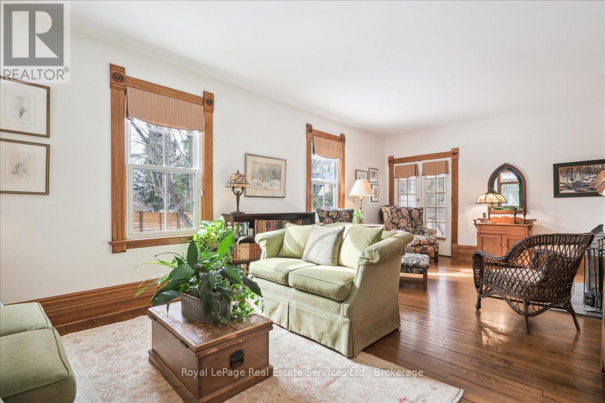 












301 PALMER AVENUE

,
Oakville (OO Old Oakville),




Ontario
L6J1T2

