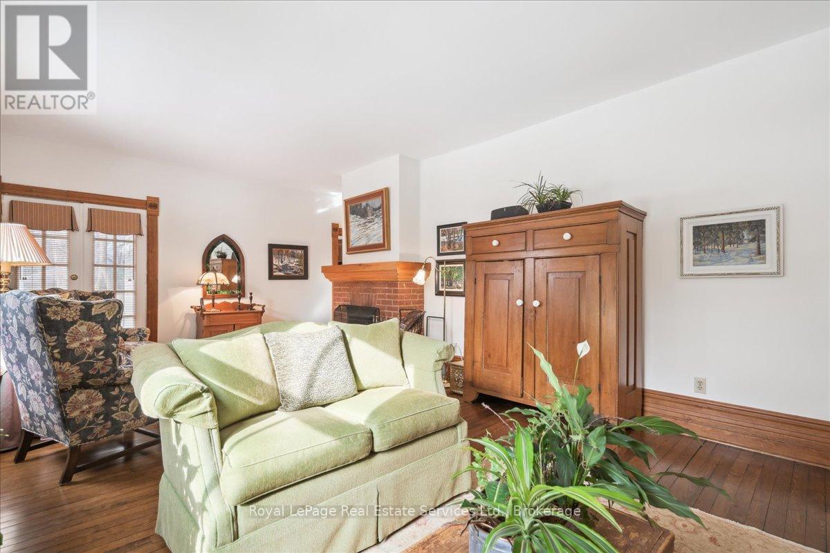 












301 PALMER AVENUE

,
Oakville (OO Old Oakville),




Ontario
L6J1T2

