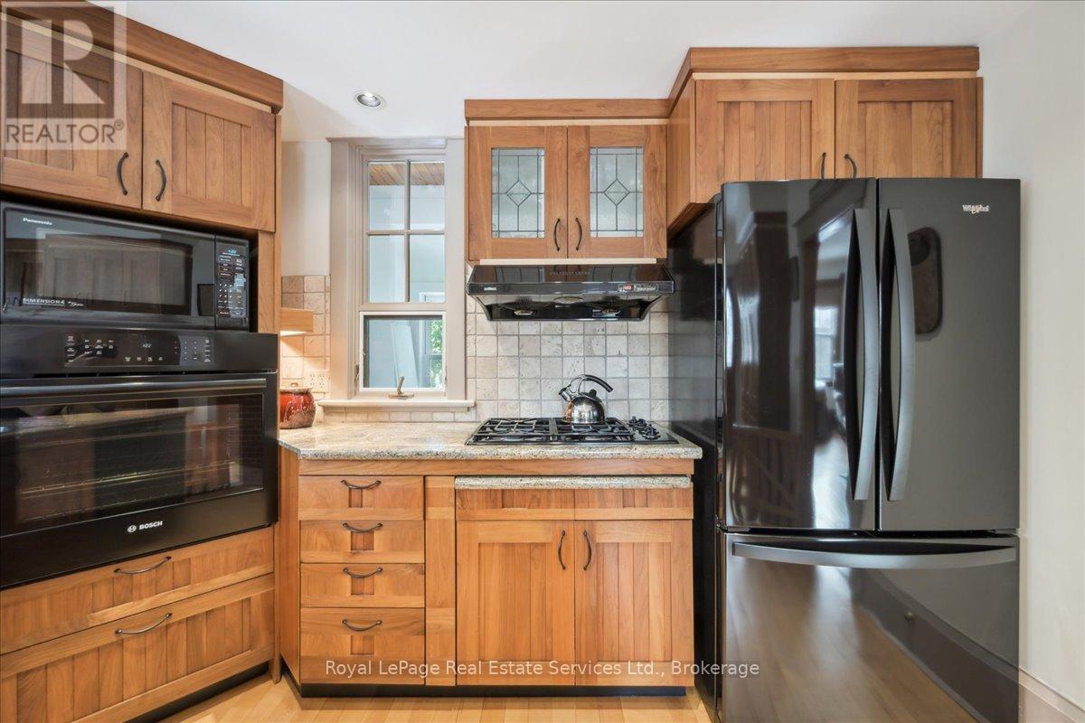 












301 PALMER AVENUE

,
Oakville (OO Old Oakville),




Ontario
L6J1T2

