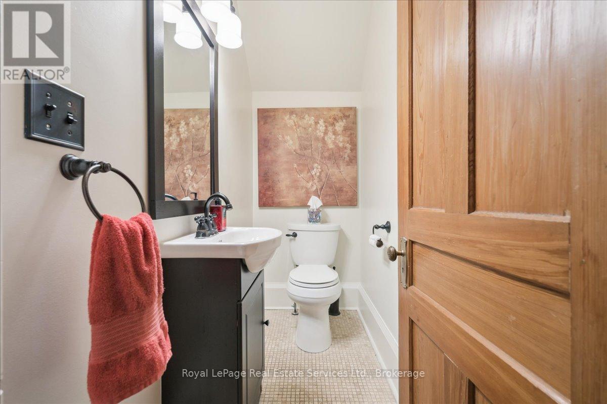 












301 PALMER AVENUE

,
Oakville (OO Old Oakville),




Ontario
L6J1T2

