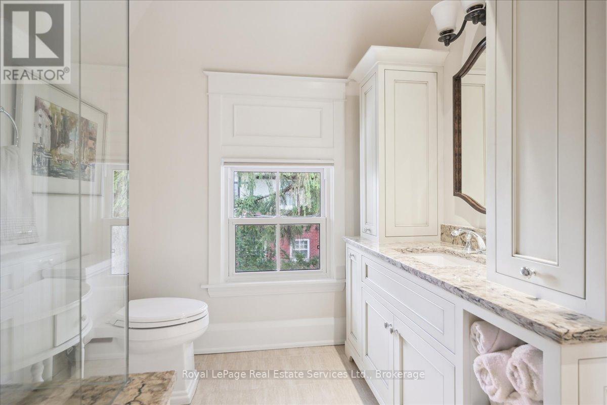 












301 PALMER AVENUE

,
Oakville (OO Old Oakville),




Ontario
L6J1T2

