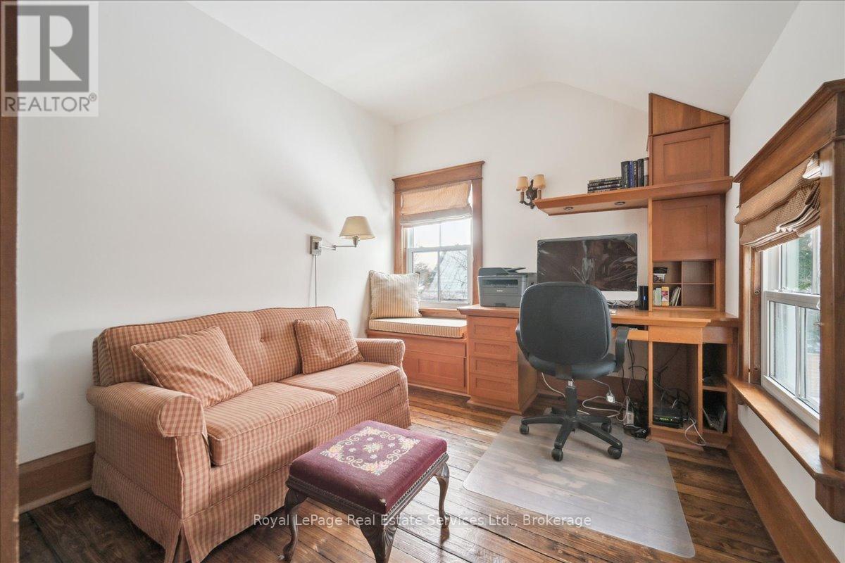 












301 PALMER AVENUE

,
Oakville (OO Old Oakville),




Ontario
L6J1T2

