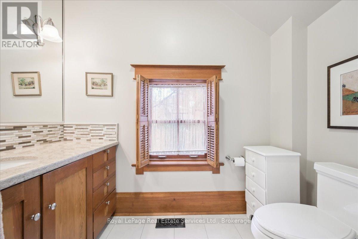 












301 PALMER AVENUE

,
Oakville (OO Old Oakville),




Ontario
L6J1T2

