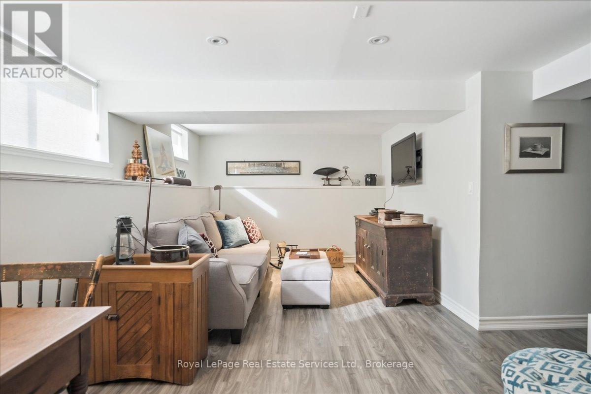 












301 PALMER AVENUE

,
Oakville (OO Old Oakville),




Ontario
L6J1T2

