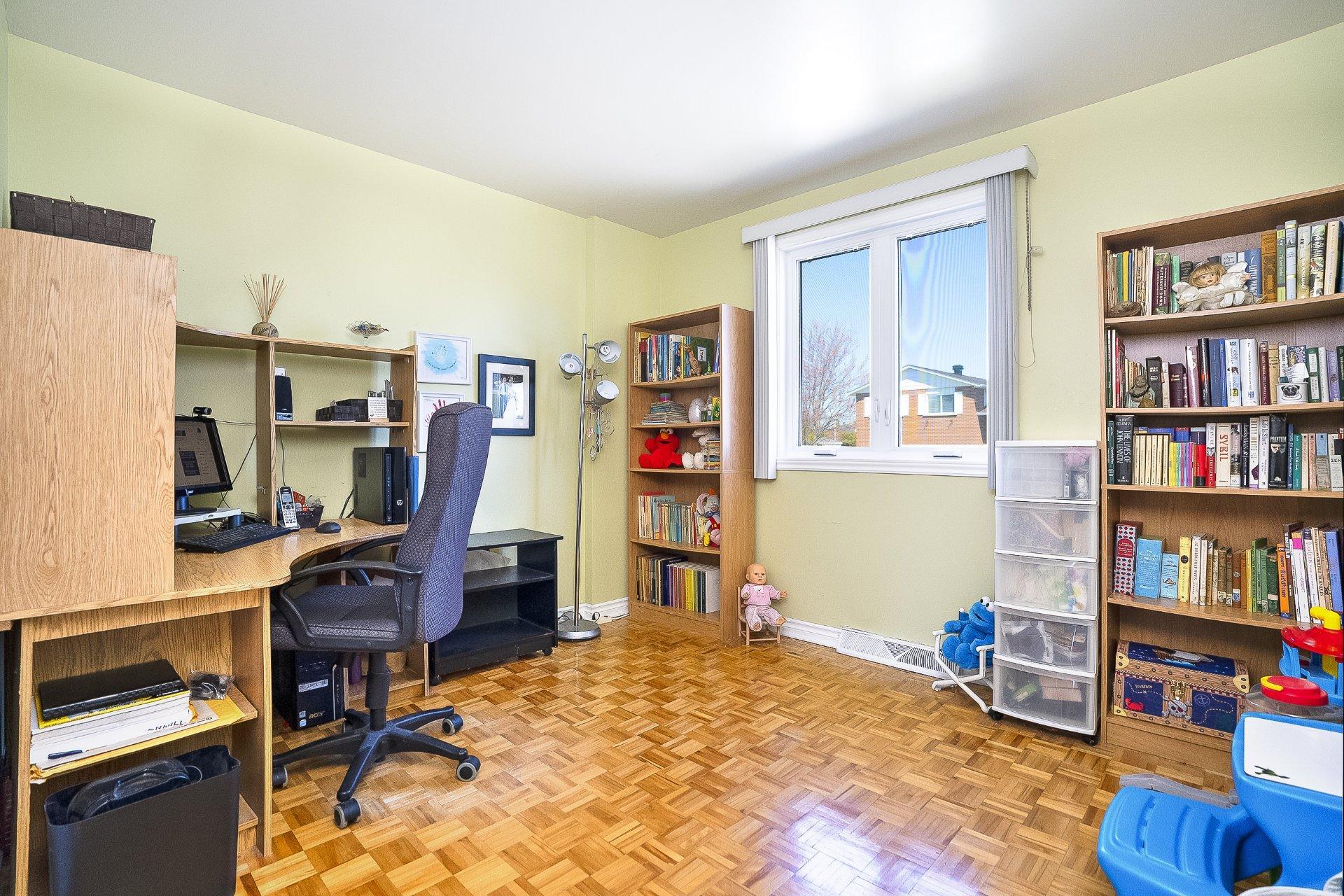 









754


Rue Golbourn

,
Longueuil (Greenfield Park),




QC
J4V3H3

