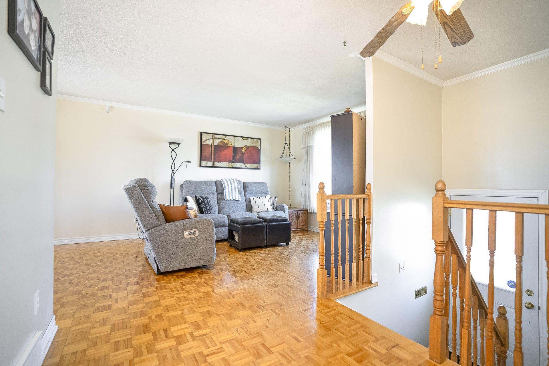









754


Rue Golbourn

,
Longueuil (Greenfield Park),




QC
J4V3H3

