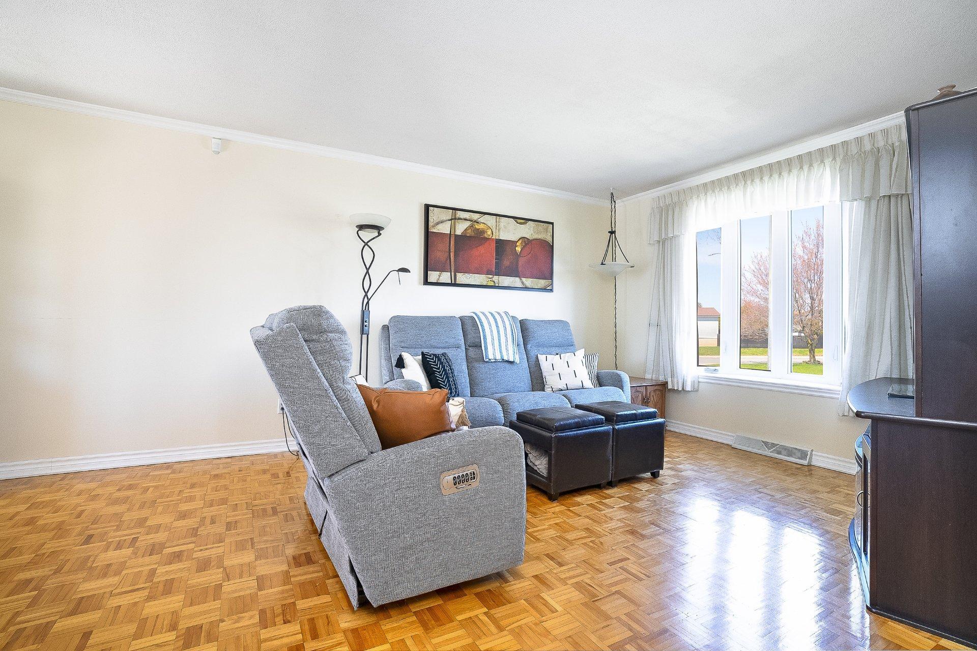 









754


Rue Golbourn

,
Longueuil (Greenfield Park),




QC
J4V3H3

