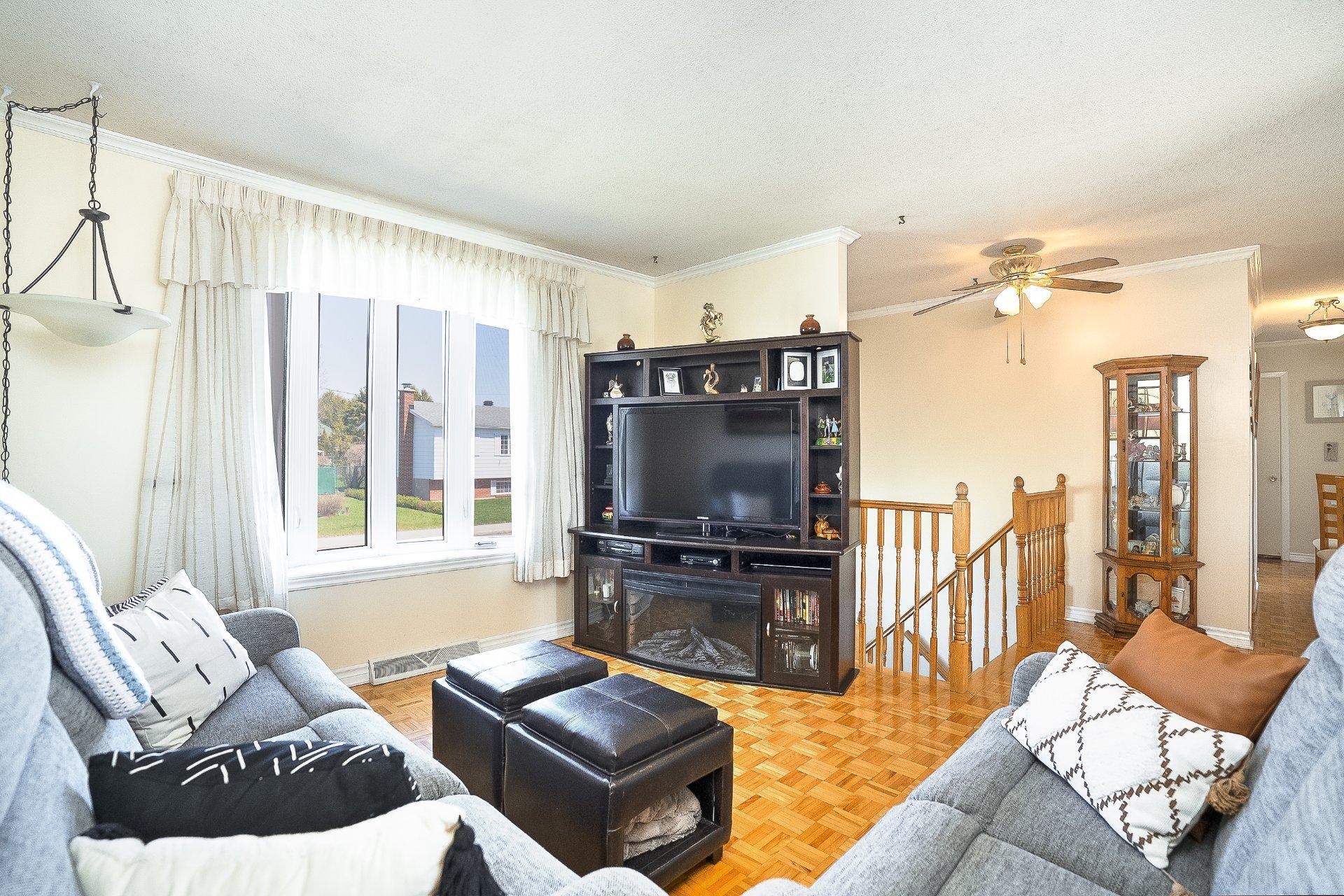 









754


Rue Golbourn

,
Longueuil (Greenfield Park),




QC
J4V3H3

