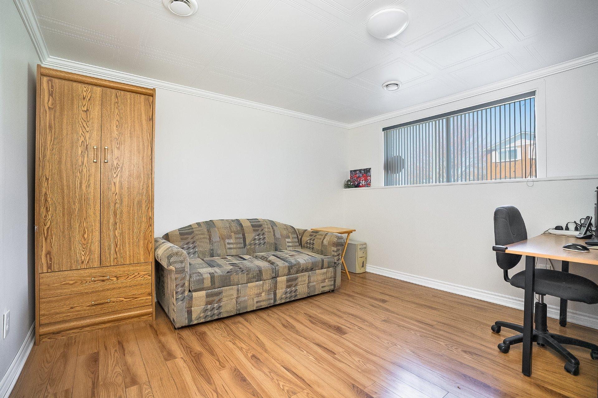 









754


Rue Golbourn

,
Longueuil (Greenfield Park),




QC
J4V3H3

