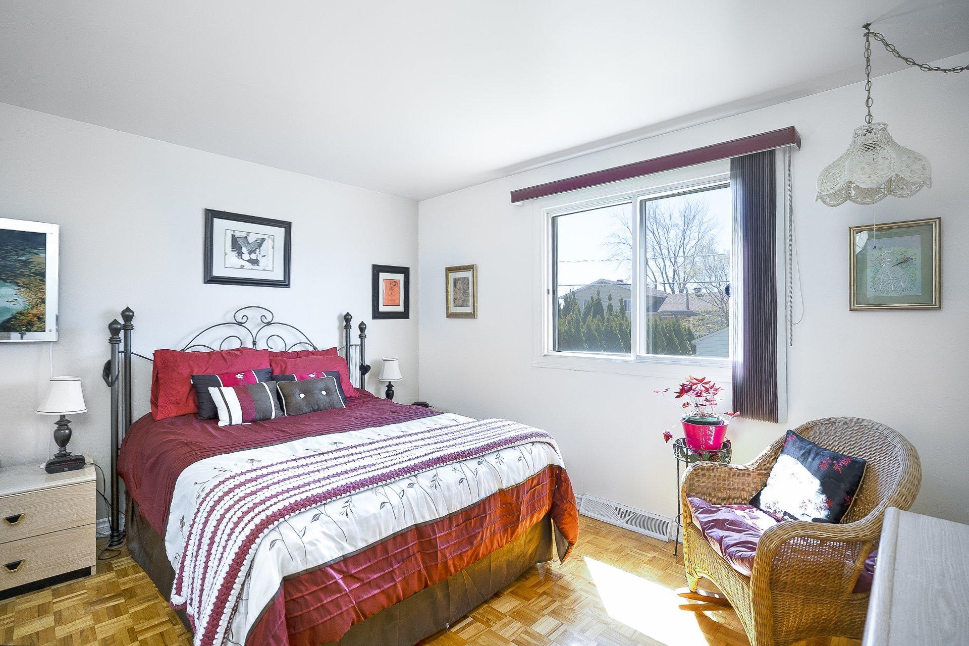









754


Rue Golbourn

,
Longueuil (Greenfield Park),




QC
J4V3H3

