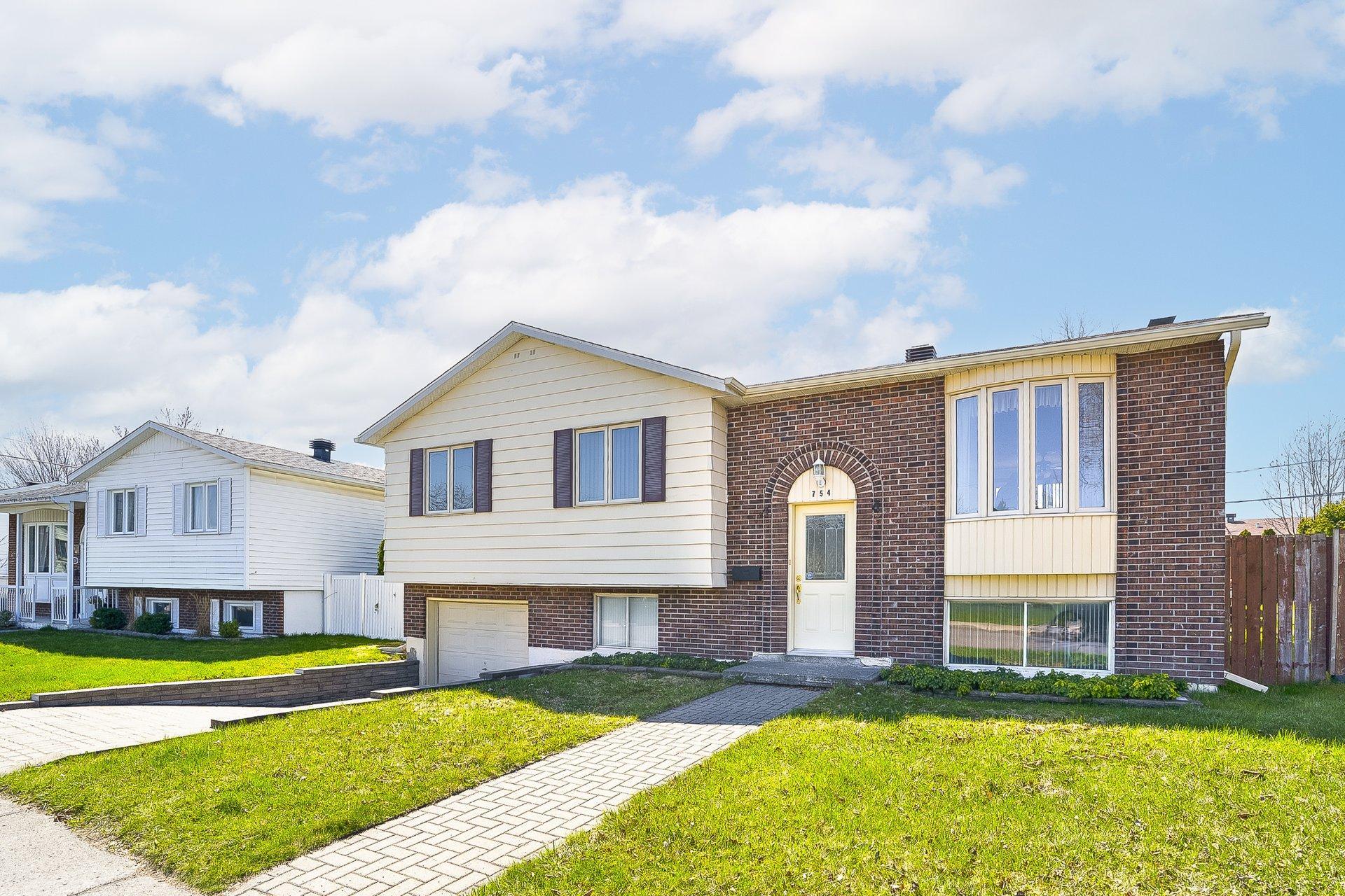 









754


Rue Golbourn

,
Longueuil (Greenfield Park),




QC
J4V3H3

