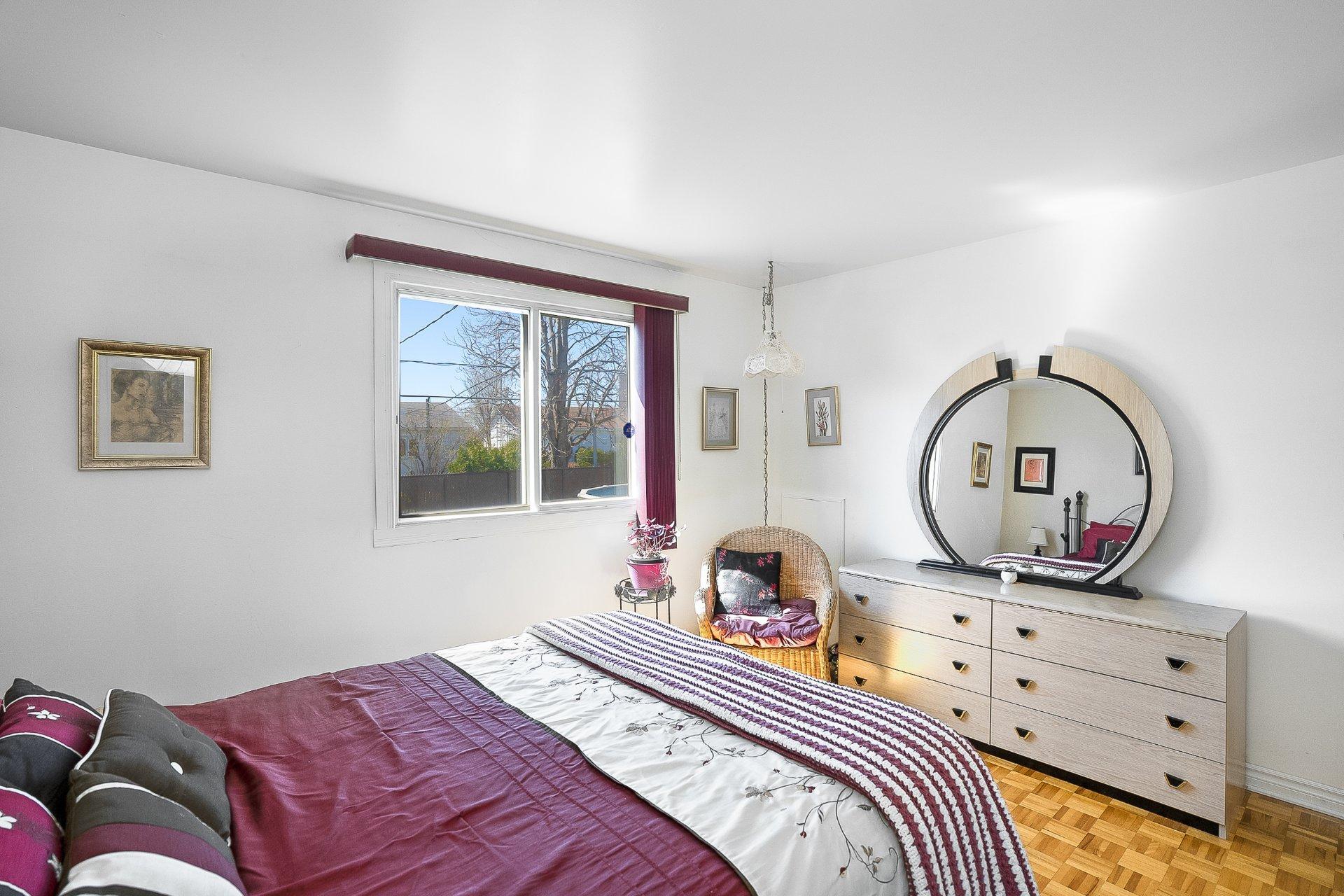 









754


Rue Golbourn

,
Longueuil (Greenfield Park),




QC
J4V3H3

