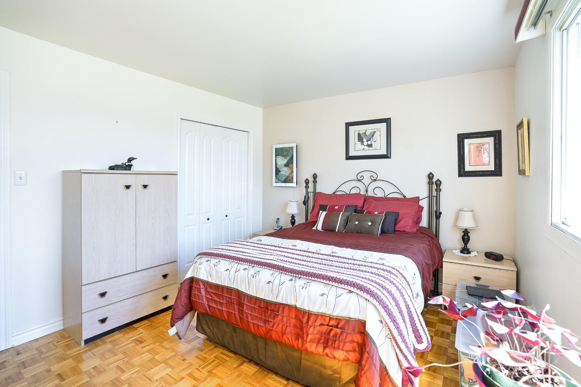 









754


Rue Golbourn

,
Longueuil (Greenfield Park),




QC
J4V3H3

