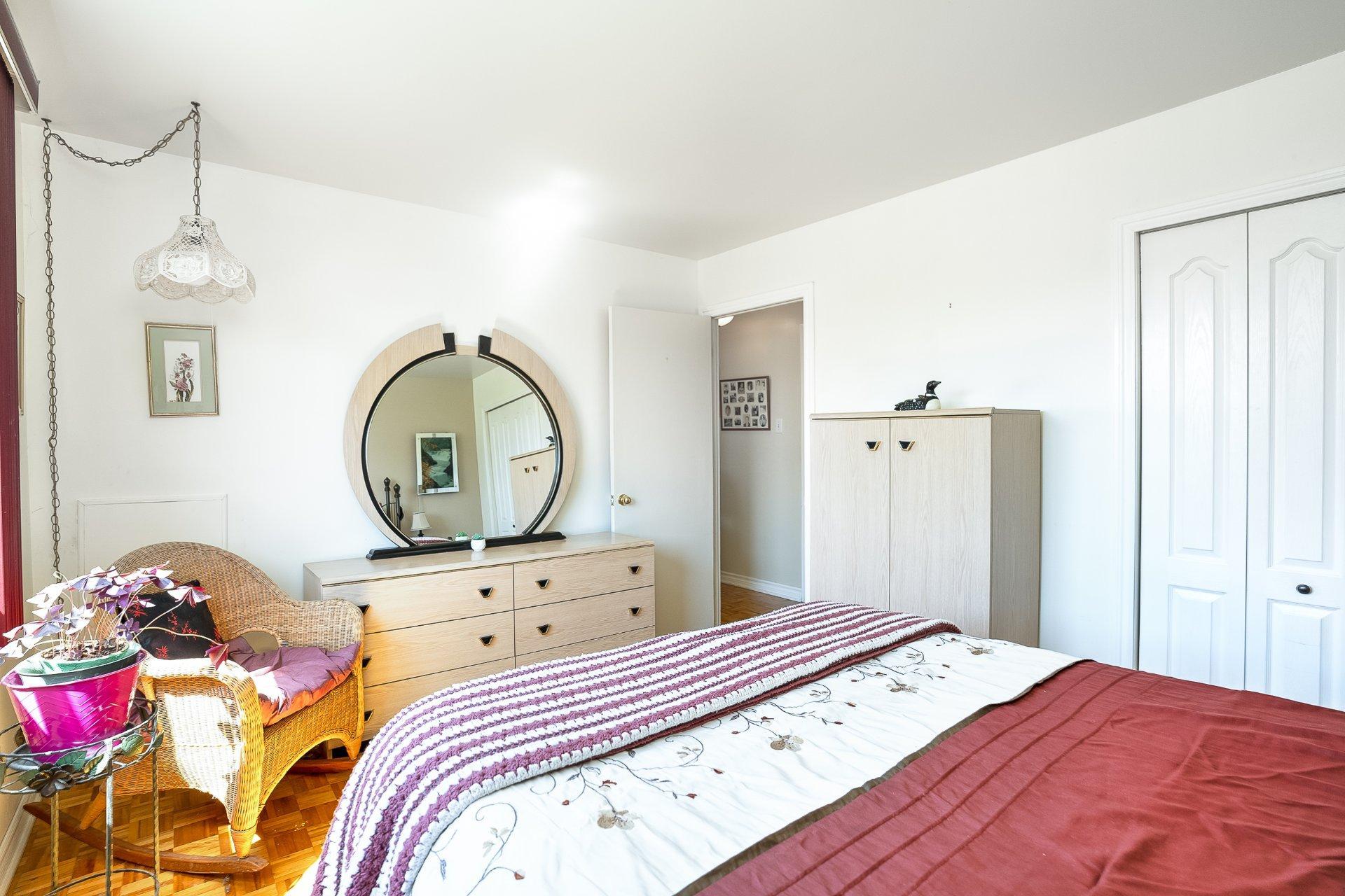 









754


Rue Golbourn

,
Longueuil (Greenfield Park),




QC
J4V3H3

