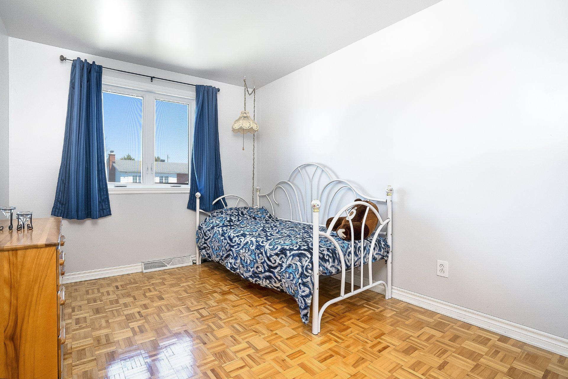 









754


Rue Golbourn

,
Longueuil (Greenfield Park),




QC
J4V3H3

