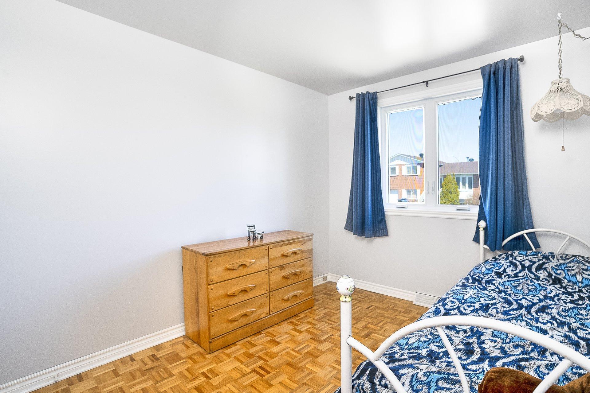 









754


Rue Golbourn

,
Longueuil (Greenfield Park),




QC
J4V3H3

