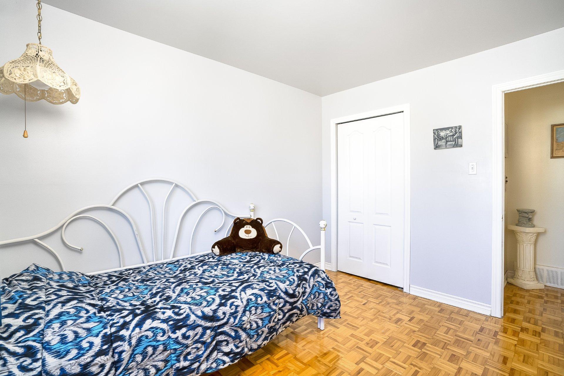 









754


Rue Golbourn

,
Longueuil (Greenfield Park),




QC
J4V3H3

